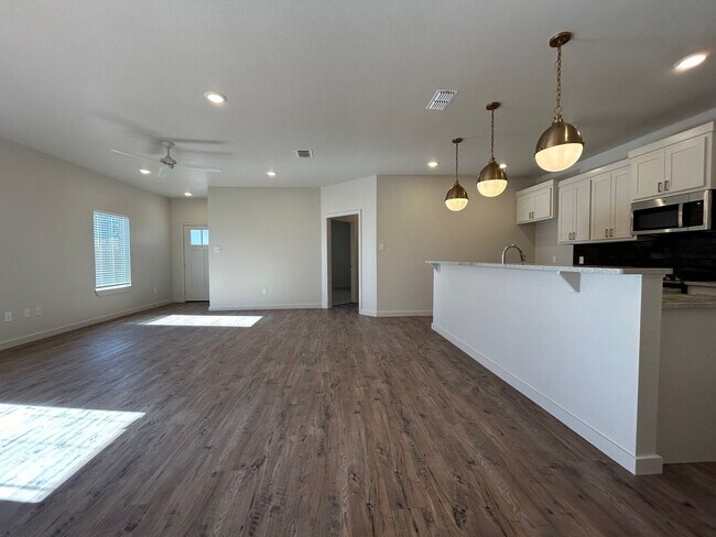 Foto del edificio - Luxury Townhome in Abbey Glen Community!