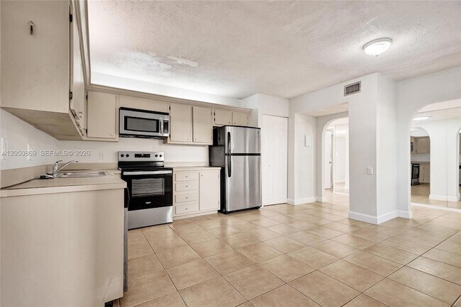 Building Photo - 8798 Holly Ct