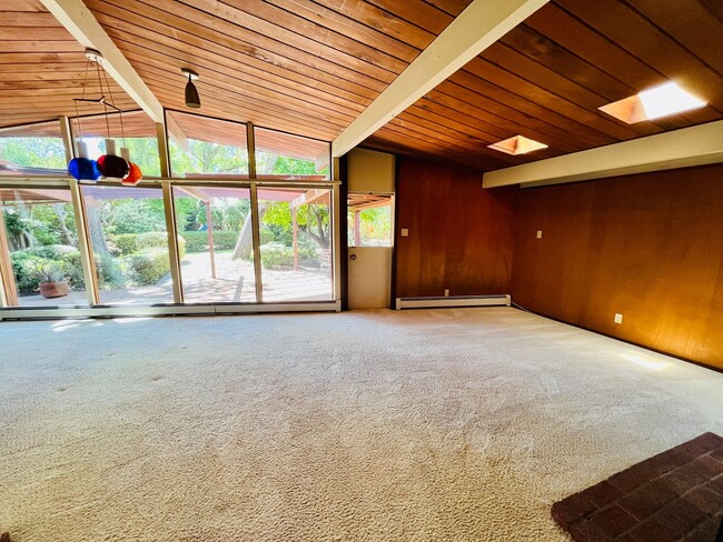 Building Photo - Stunning 4 Bed 2 Bath Eichler near Midtown...
