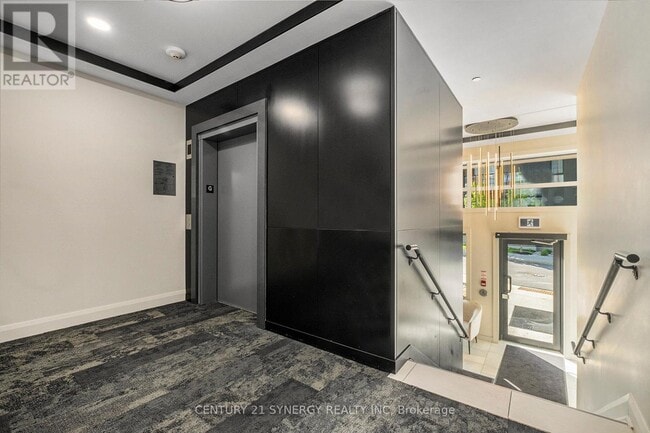 Building Photo - 100-100 Cortile Private