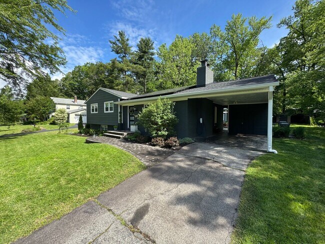 Building Photo - Impressive 4 Bed 3 Bath Home On A Large Pr...