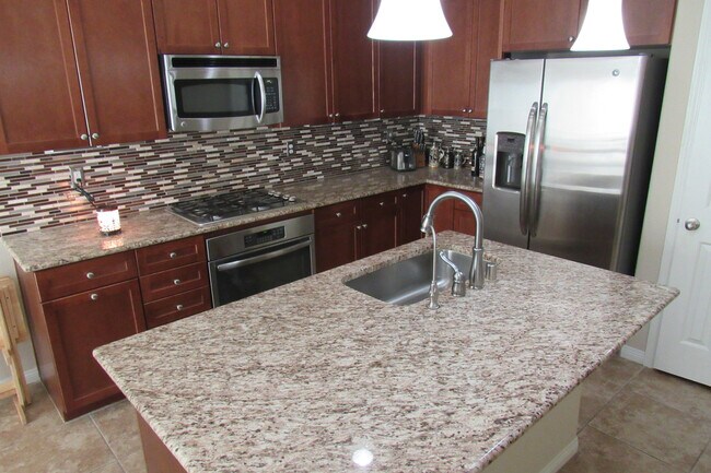 Foto del edificio - Spacious 2 Story upgraded home!
