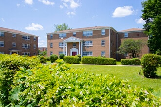 Frontal view of the apartment building and the garden - High Park Terrace