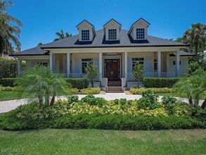 Building Photo - 194 4th Ave N