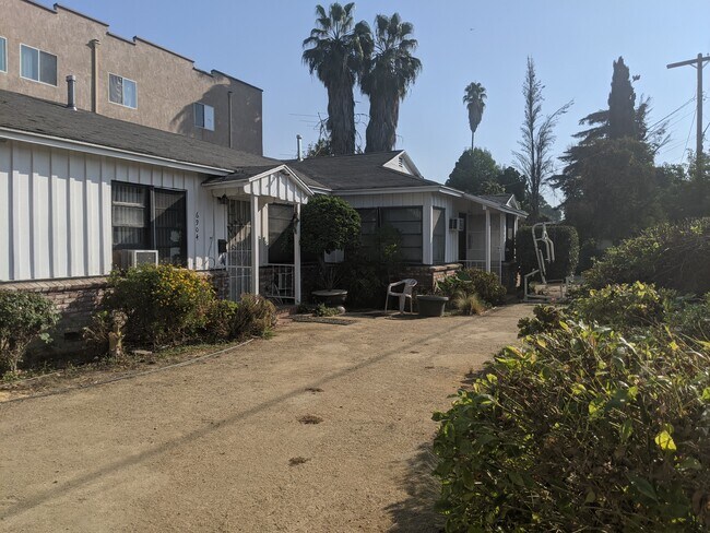 Foto del edificio - 6906 Woodley Ave