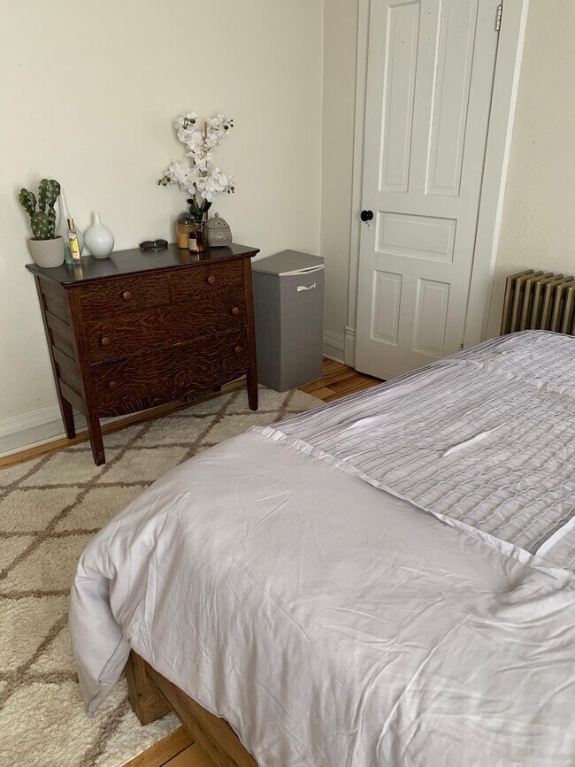 Main Bedroom - 113 Kettle Moraine Dr S