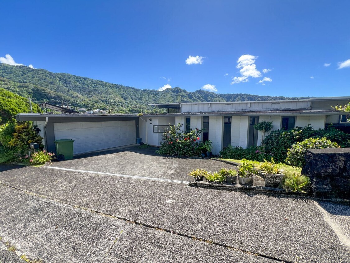 Primary Photo - 3BR / 2Bath - Home in Manoa!