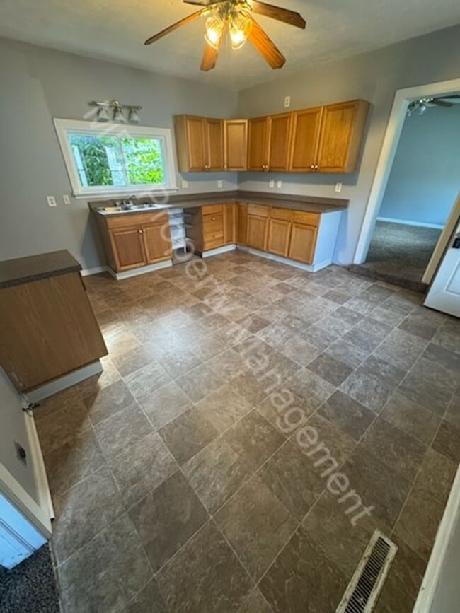 Building Photo - Spacious 3 bed 1 bath with 2 car garage an...