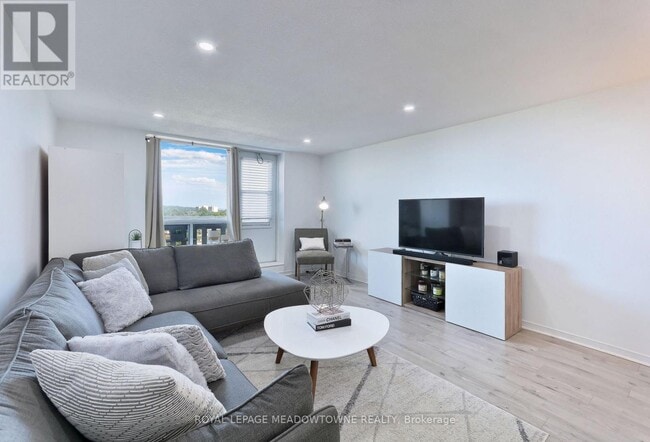 Building Photo - 6720 Glen Erin Dr