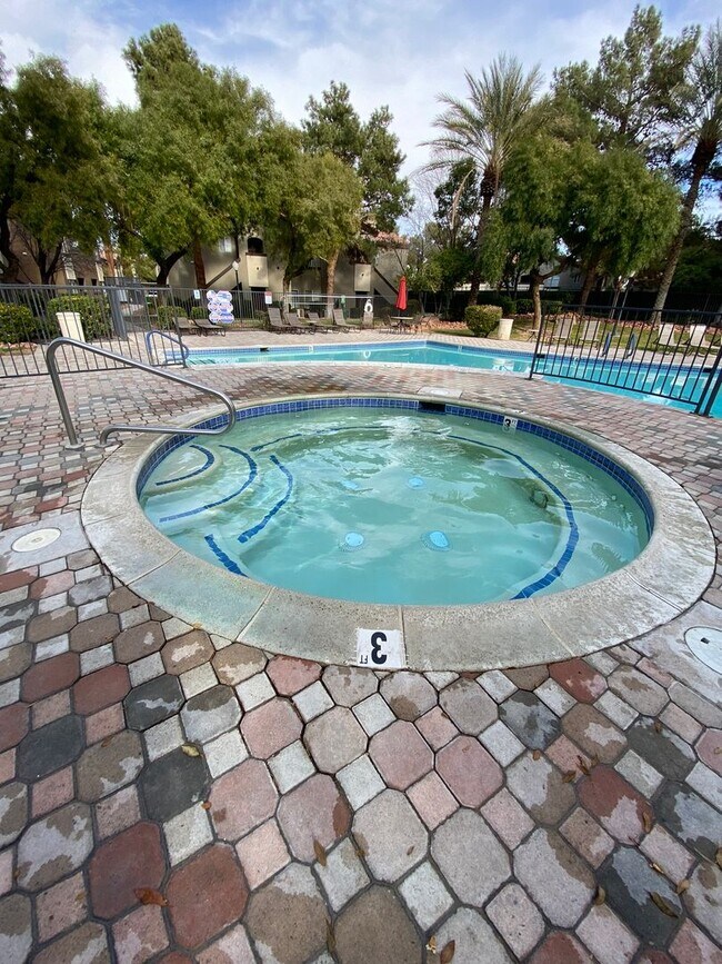 Foto del edificio - AMERICANA Property Mgmt - 1 Bedroom Condo ...