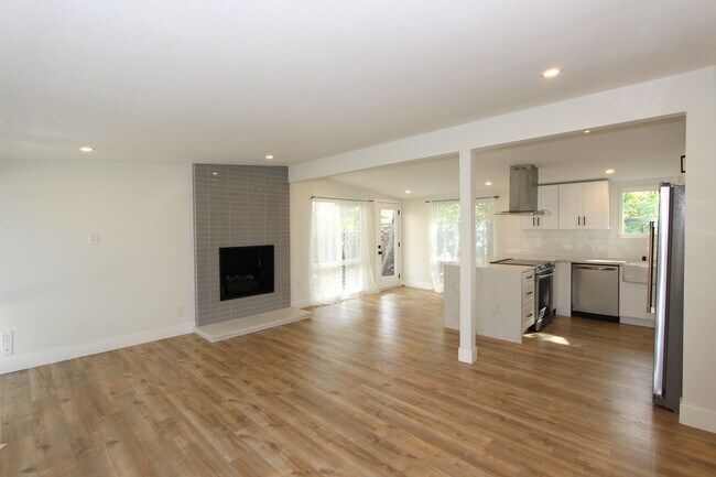 Building Photo - 3 Bedroom 2 Bathroom home available NOW