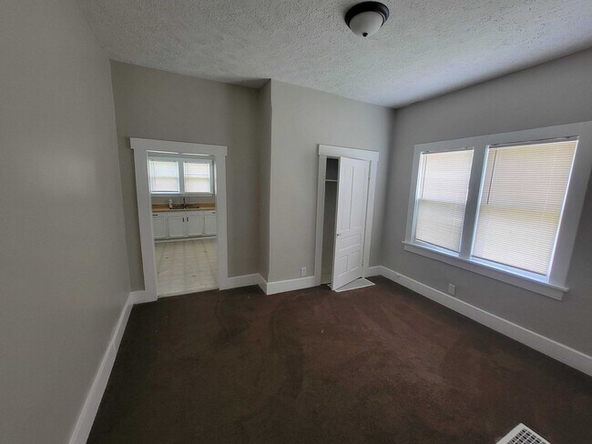 Foto del edificio - Introducing our newly remodeled 2 bed 1 bath house in Connersville, IN.
