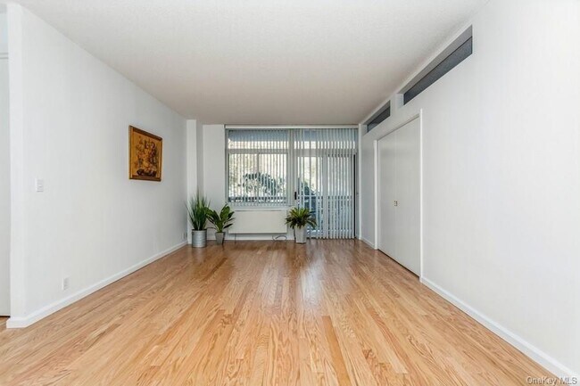 Building Photo - 35 N Chatsworth Ave