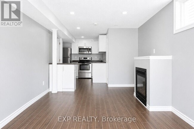 Building Photo - 304 Lemon Grass Crescent