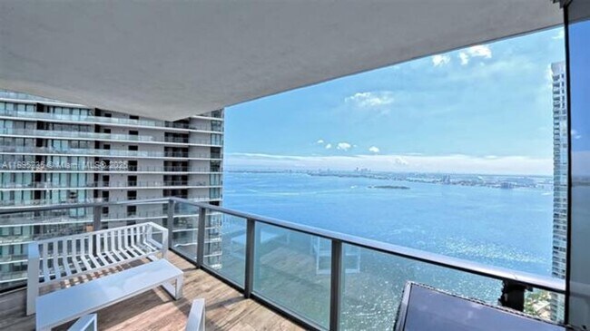 Foto del edificio - 650 NE 32nd St
