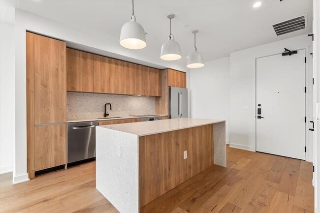 Building Photo - 84 East Ave