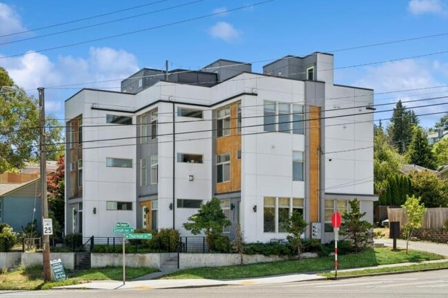 Building Photo - 3 bedroom in Seattle WA 98199