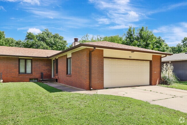 Building Photo - 1102 E Redwood Rd