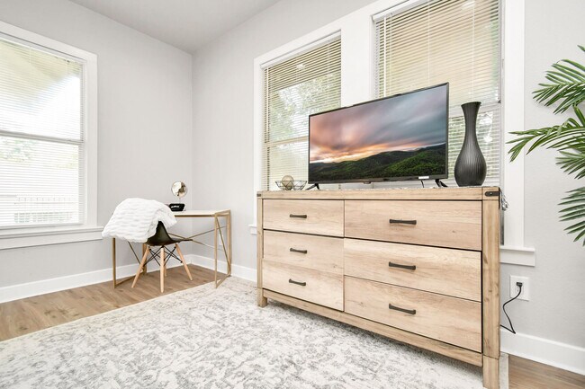 Foto del edificio - 1326 Hussion St