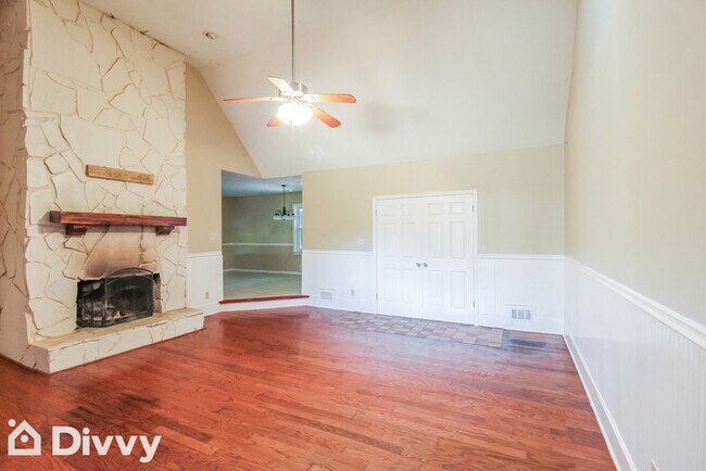 Building Photo - 3305 Kelly Glen Ct SE
