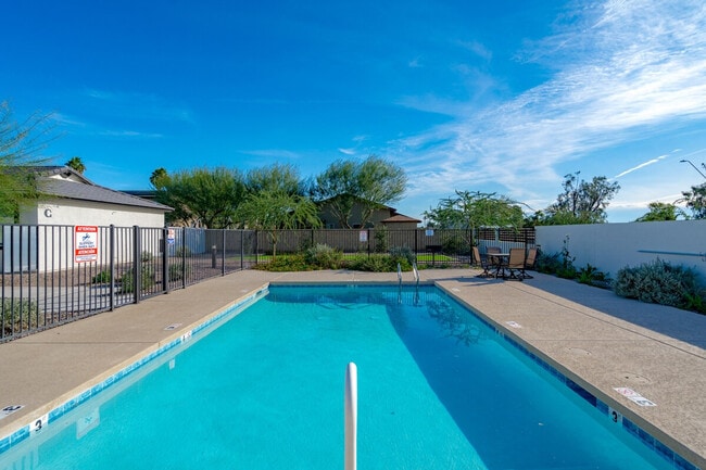 Foto del edificio - 6606 W Paradise Ln