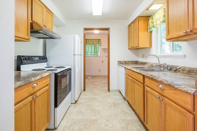 Building Photo - Single Level Duplex close to Linfield!