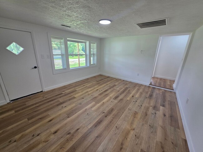 Building Photo - Freshly Renovated 4 Bedroom Home on Over an Acre in Crossville!