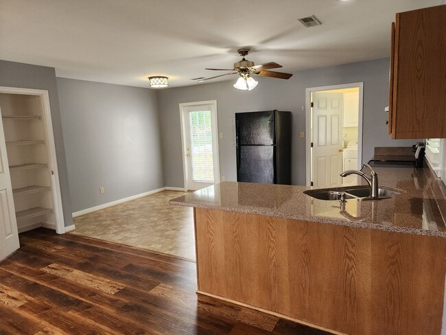 Building Photo - 3 Bedroom 2 Bath Brick Rancher in Mechanic...