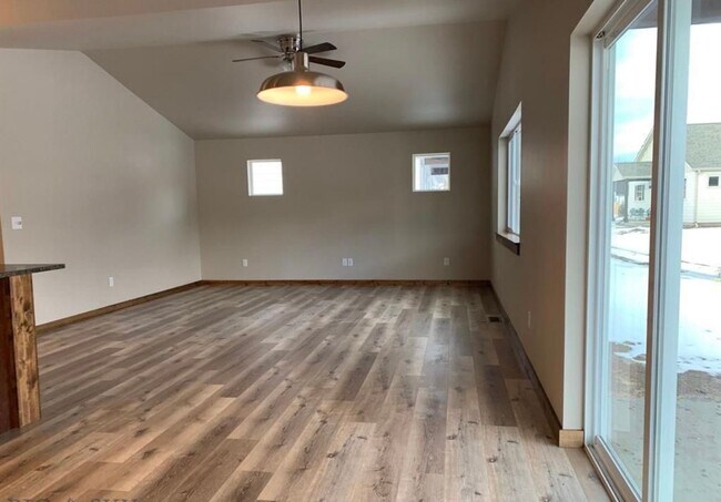 Foto del edificio - Spacious 3BR/2BA Home in Quiet Belgrade Neighborhood with Fenced Backyard & Garage