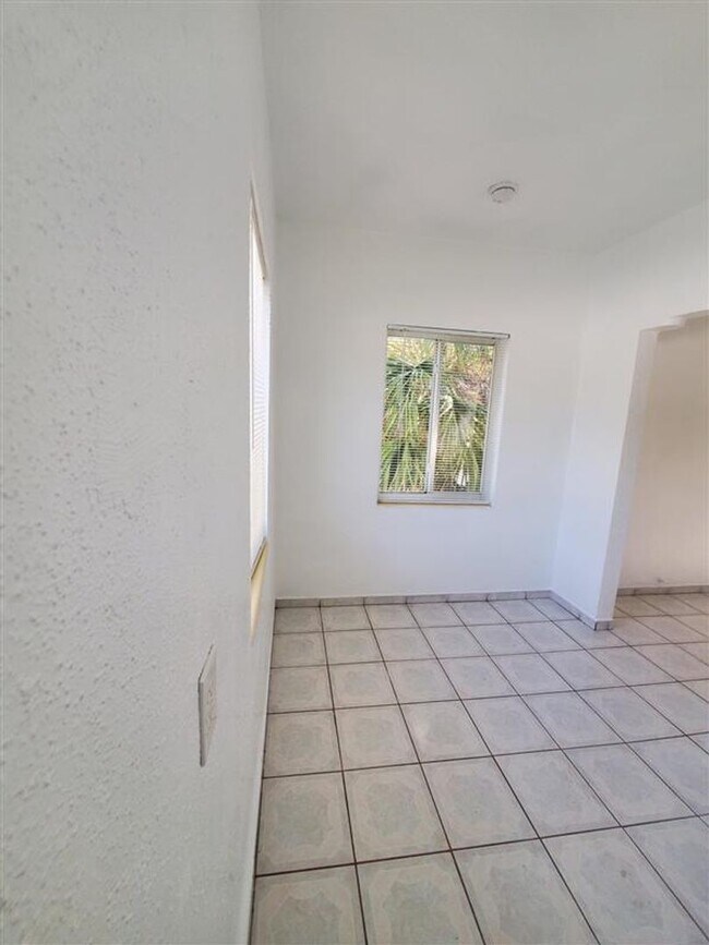 Foto del edificio - 965-975 Biarritz Drive