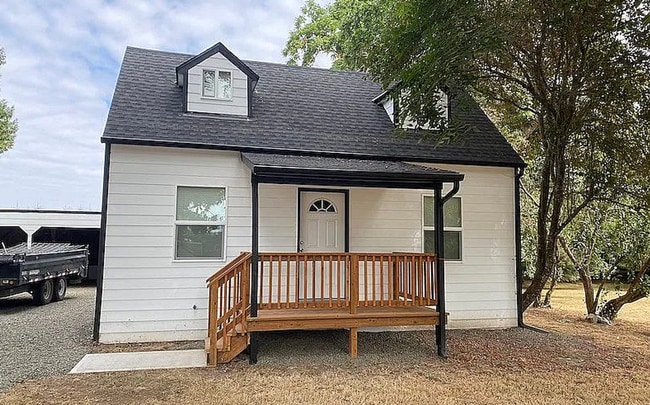 Building Photo - Fully remodeled 3 bed 2 bath