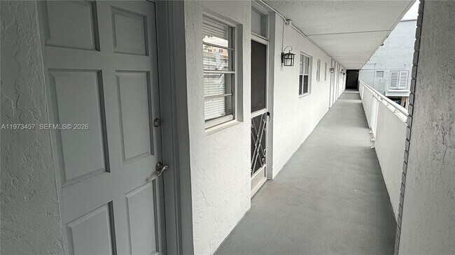 Foto del edificio - 3849 NE 169th St