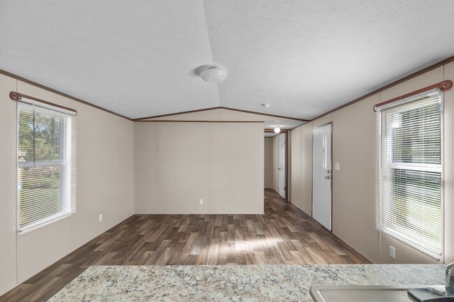 Building Photo - 2 Bedroom, 2 Bathroom Home