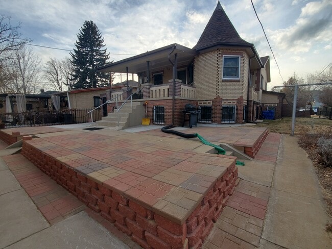 Back yard patio view / clothes line / garden - 3948 Julian St
