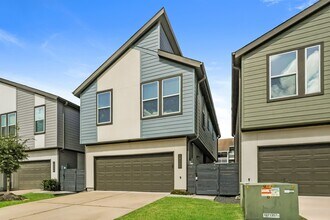 Building Photo - 18326 W Centro Cir