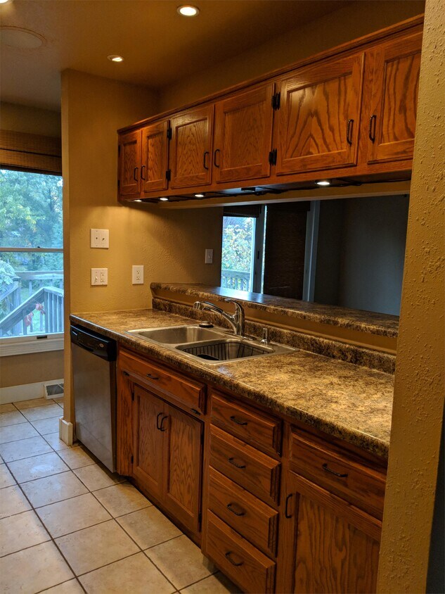 Foto principal - 710 W Green Meadows Rd