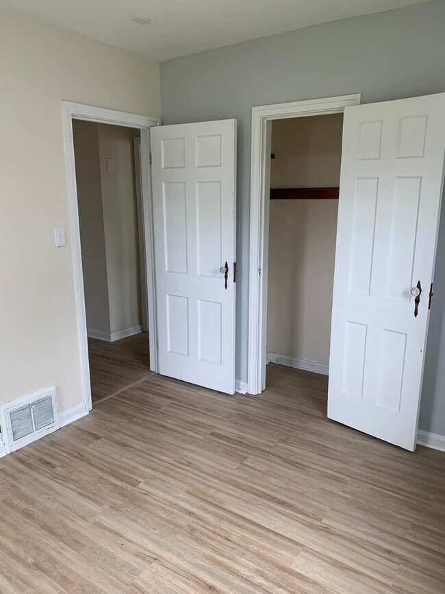 Building Photo - 1116 E Gum St