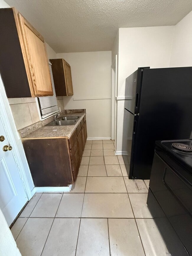 Building Photo - Spacious 2 Bed / 1 Bath Quadplex Near Down...