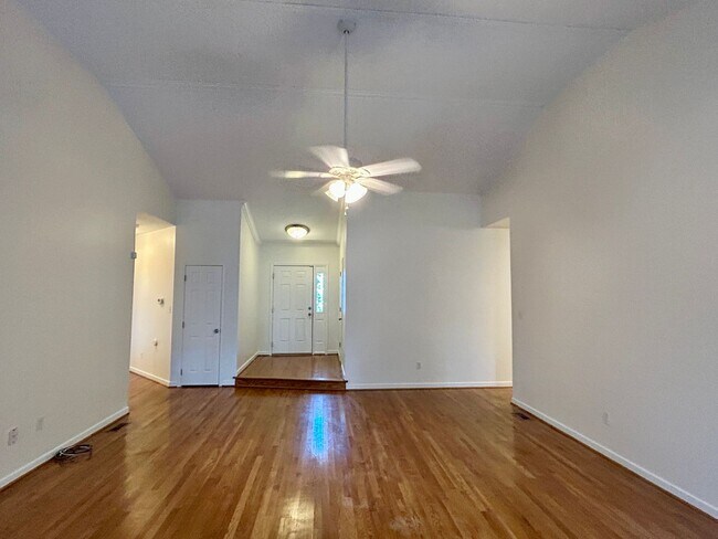 Foto del edificio - Charming 4 Bedroom, 2.5 Bath Home – Single...