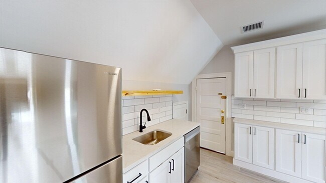 Building Photo - 31 Averton St