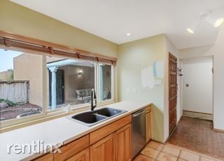 Foto del edificio - 2512 Tramway Terrace Ct NE