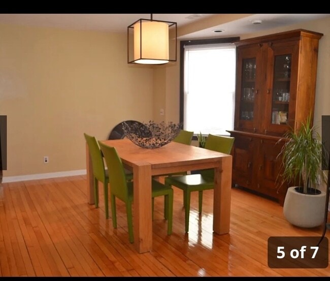 Building Photo - 2728 W Melrose St