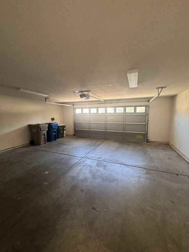 Foto del edificio - 4 BED/2 BATH IN REDDING IN THE WESTSIDE ES...
