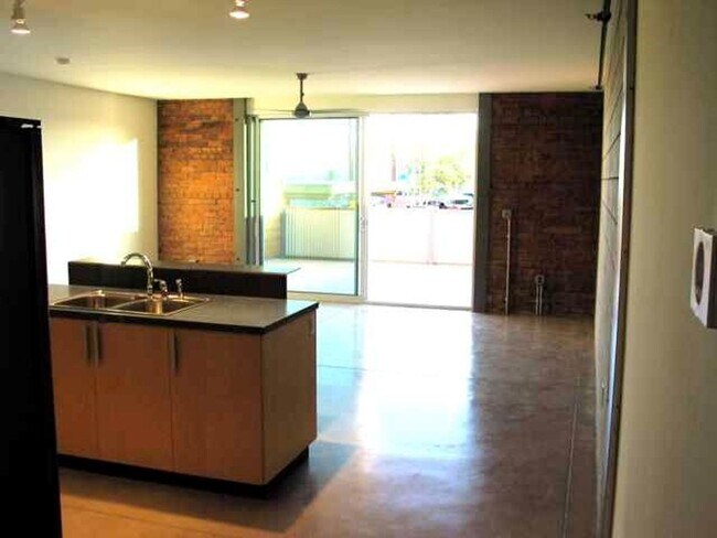Building Photo - Studio unit at ICE HOUSE LOFTS!!