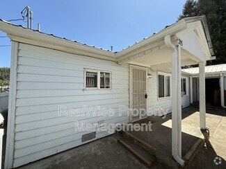Building Photo - 203 NW Pine St