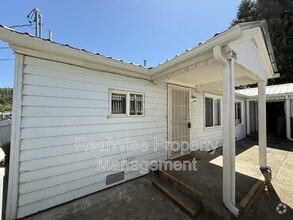 Building Photo - 203 NW Pine St