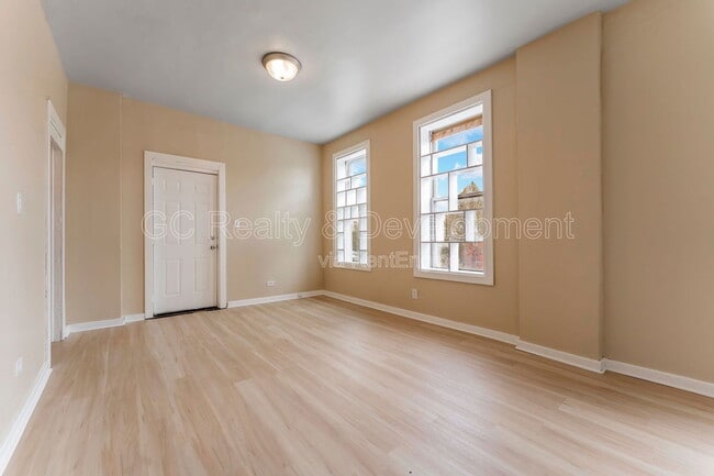 Foto del edificio - 3328 W Chicago Ave