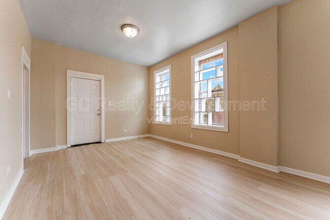 Foto del edificio - 3328 W Chicago Ave