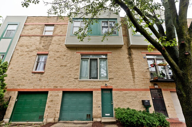 Building Photo - 616 N Paulina St