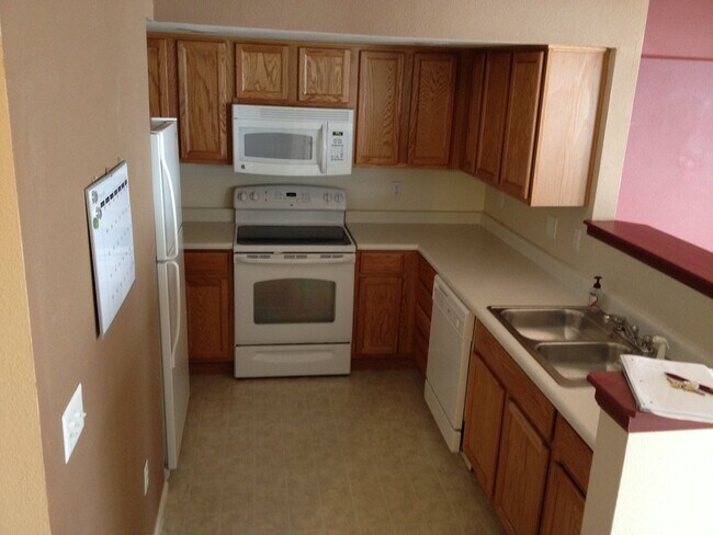 Foto del edificio - 3 BEDROOM, 2.5 BATH TOWNHOUSE WITH 2 CAR ATTACHED GARAGE